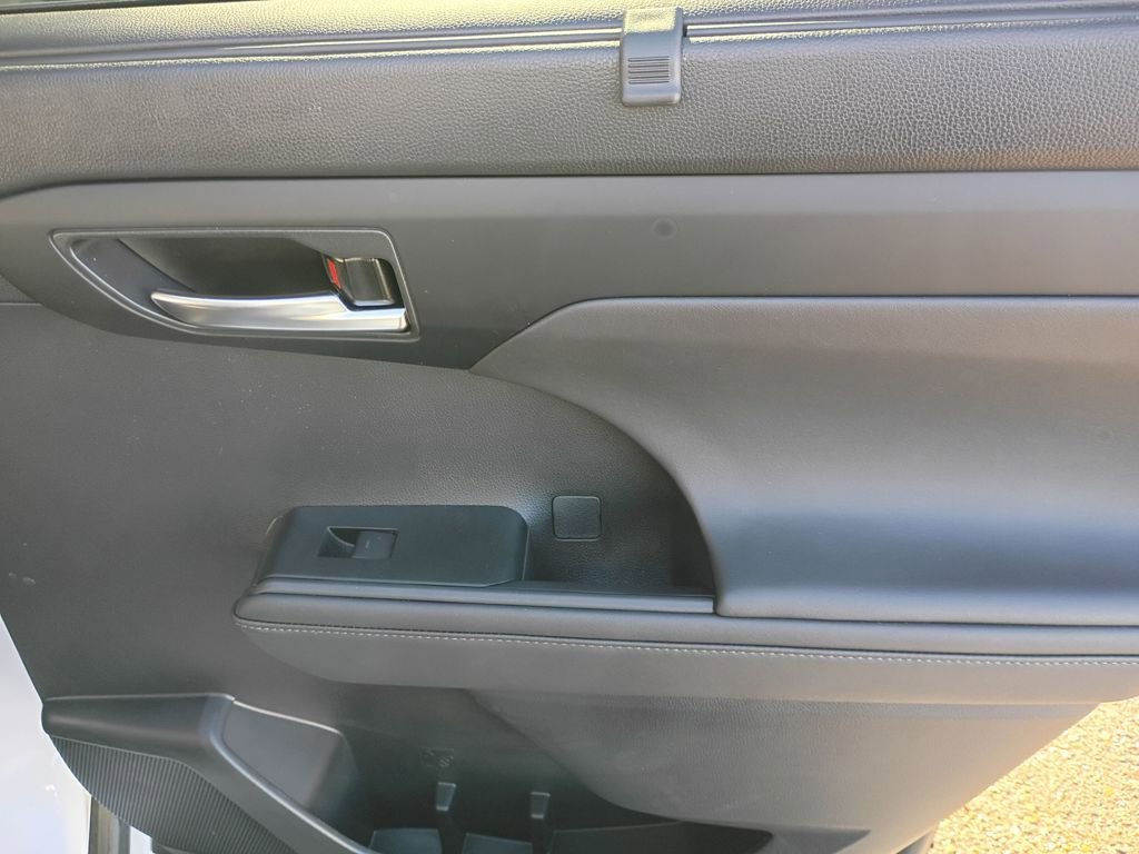 Used 2024 Toyota Highlander XLE image 14