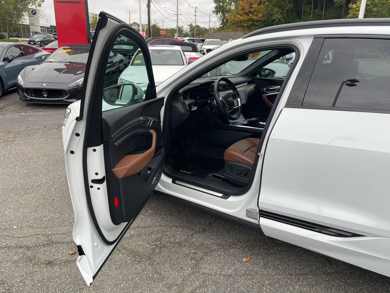 Used 2023 Audi e-tron Premium Plus w/ Premium Plus Package image 14