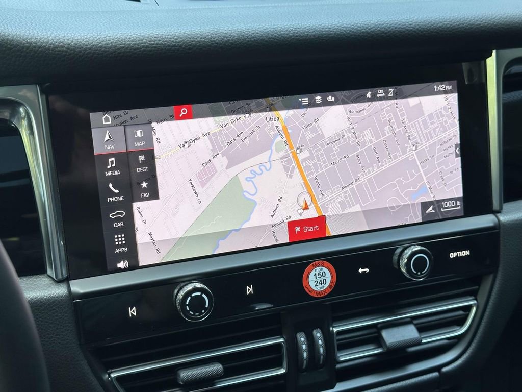 Certified 2025 Porsche Macan image 25