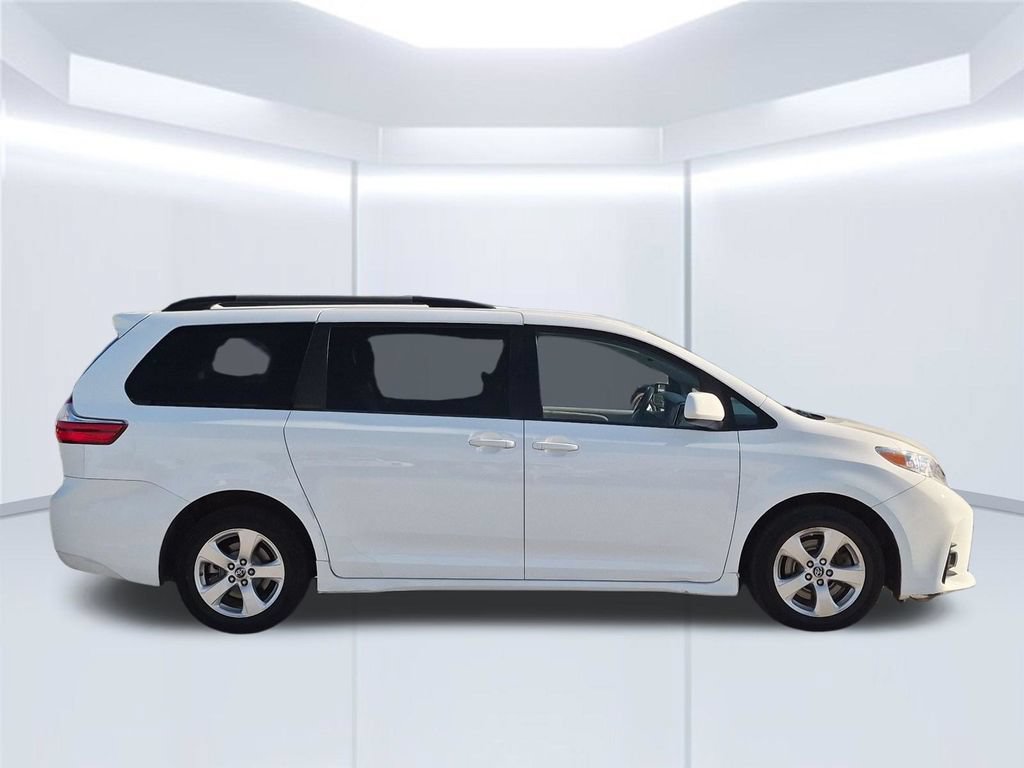 Used 2018 Toyota Sienna LE w/ Carpet Mat Package FWD image 6