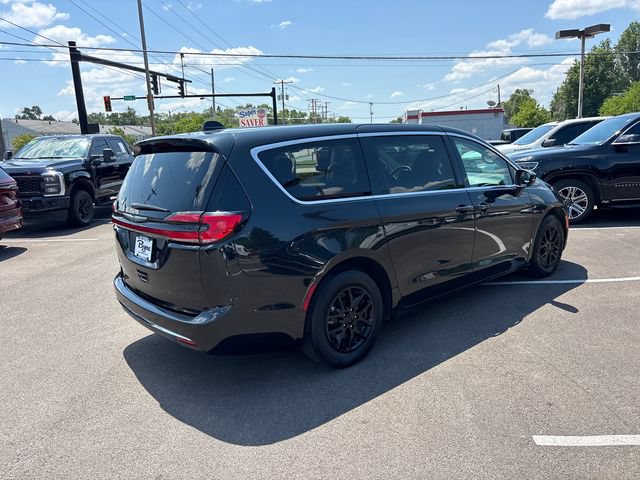 Used 2023 Chrysler Pacifica Touring-L FWD image 30