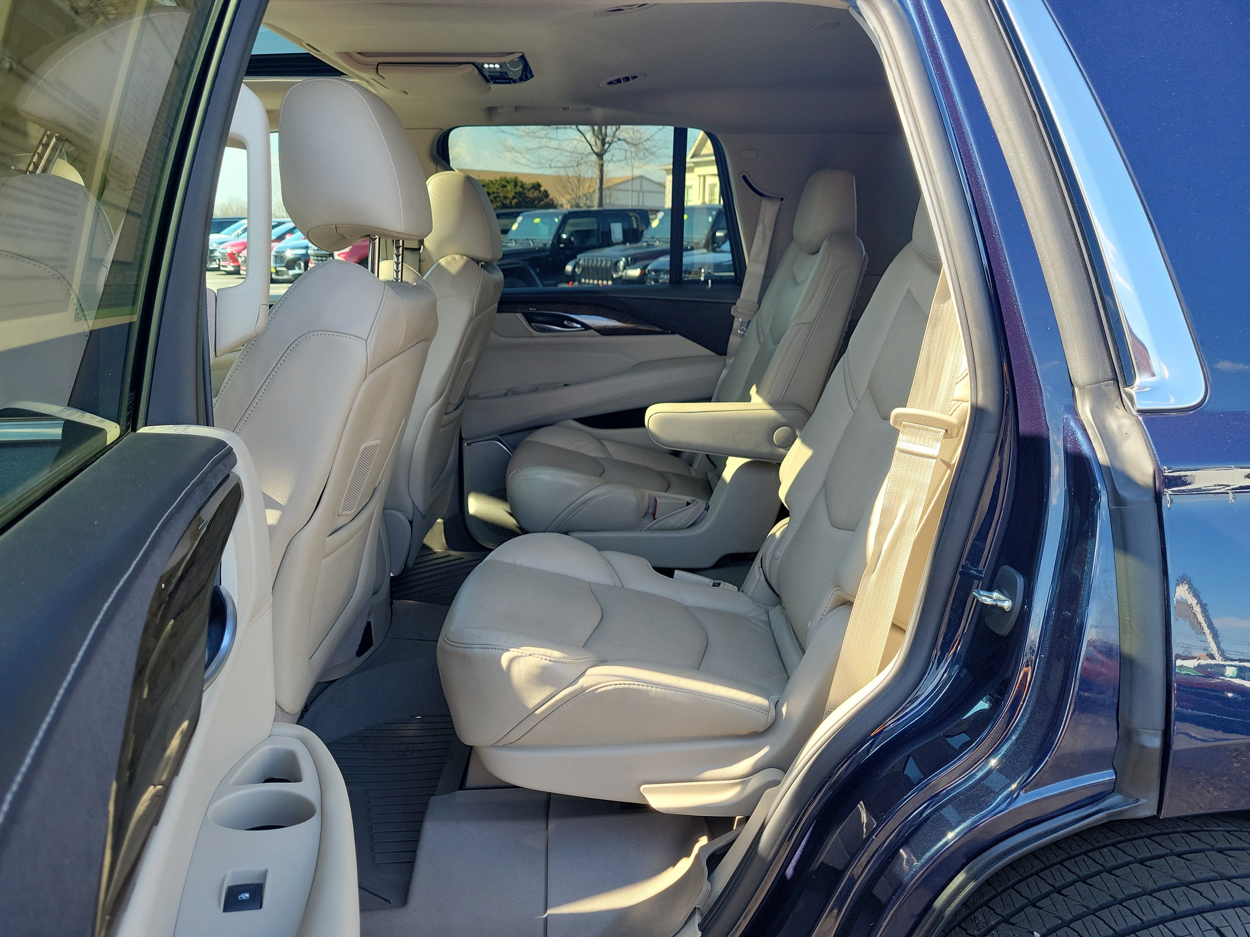 Used 2020 Cadillac Escalade Luxury w/ LPO, Radiant Package image 25