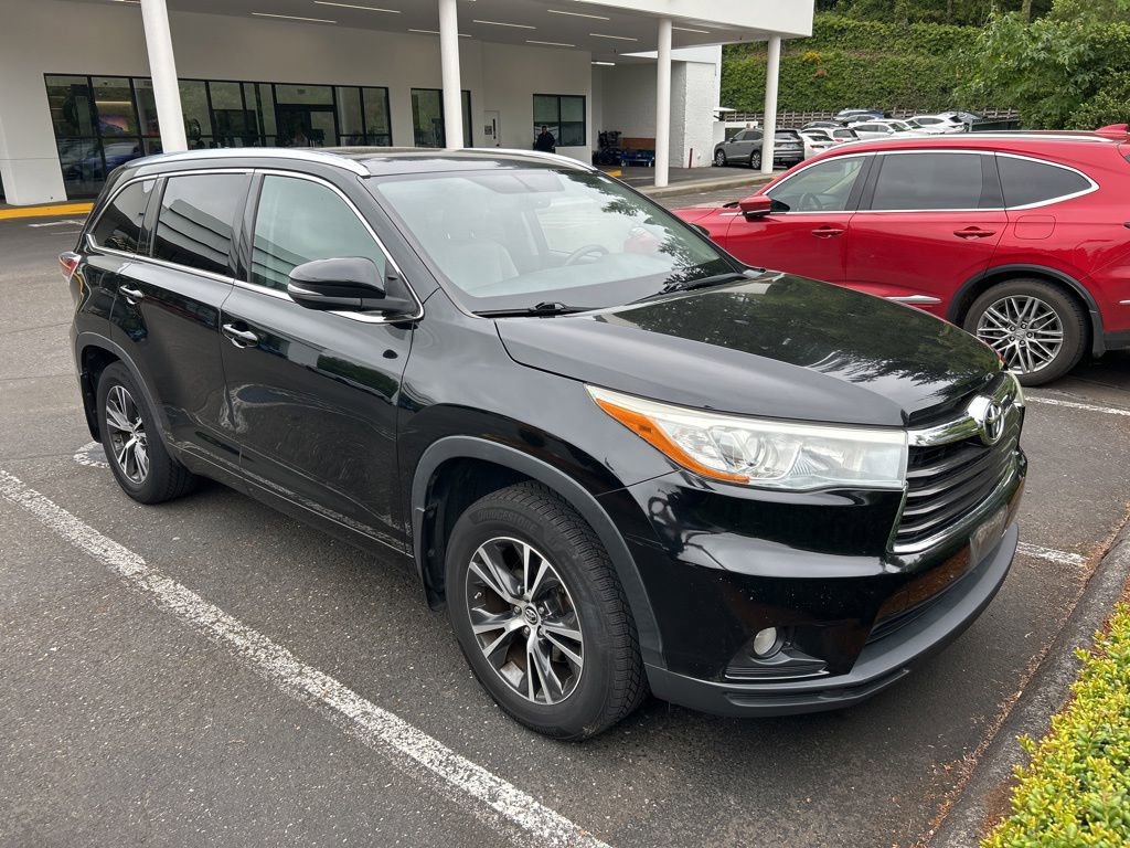 Used 2016 Toyota Highlander XLE AWD/4WD image 2