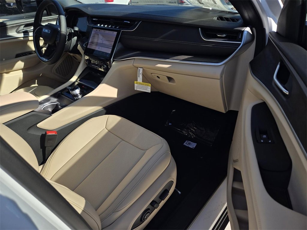 New 2025 Jeep Grand Cherokee Limited w/ Luxury Tech Group II image 8
