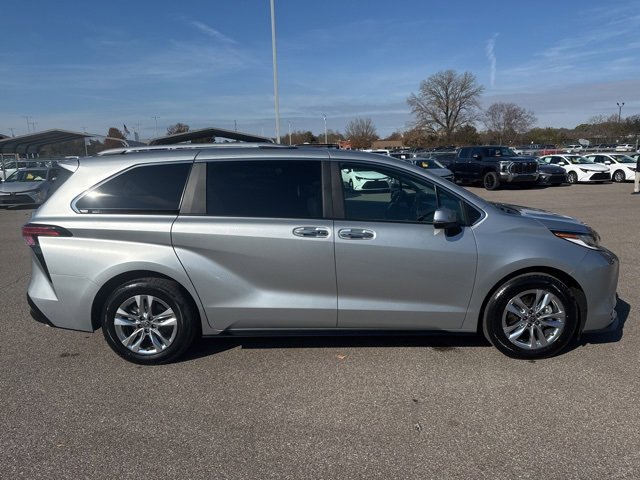 Used 2023 Toyota Sienna Limited image 6