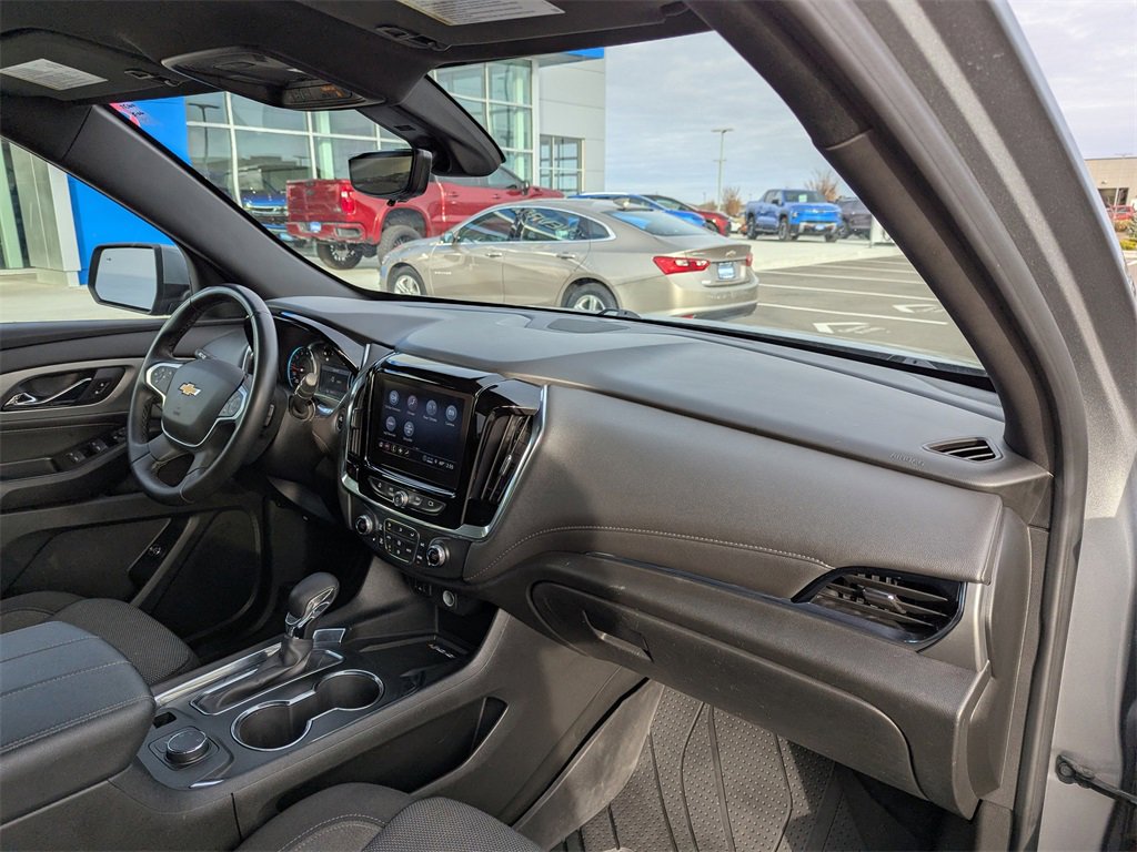 Used 2023 Chevrolet Traverse LT w/ Rear Camera Mirror Package image 46