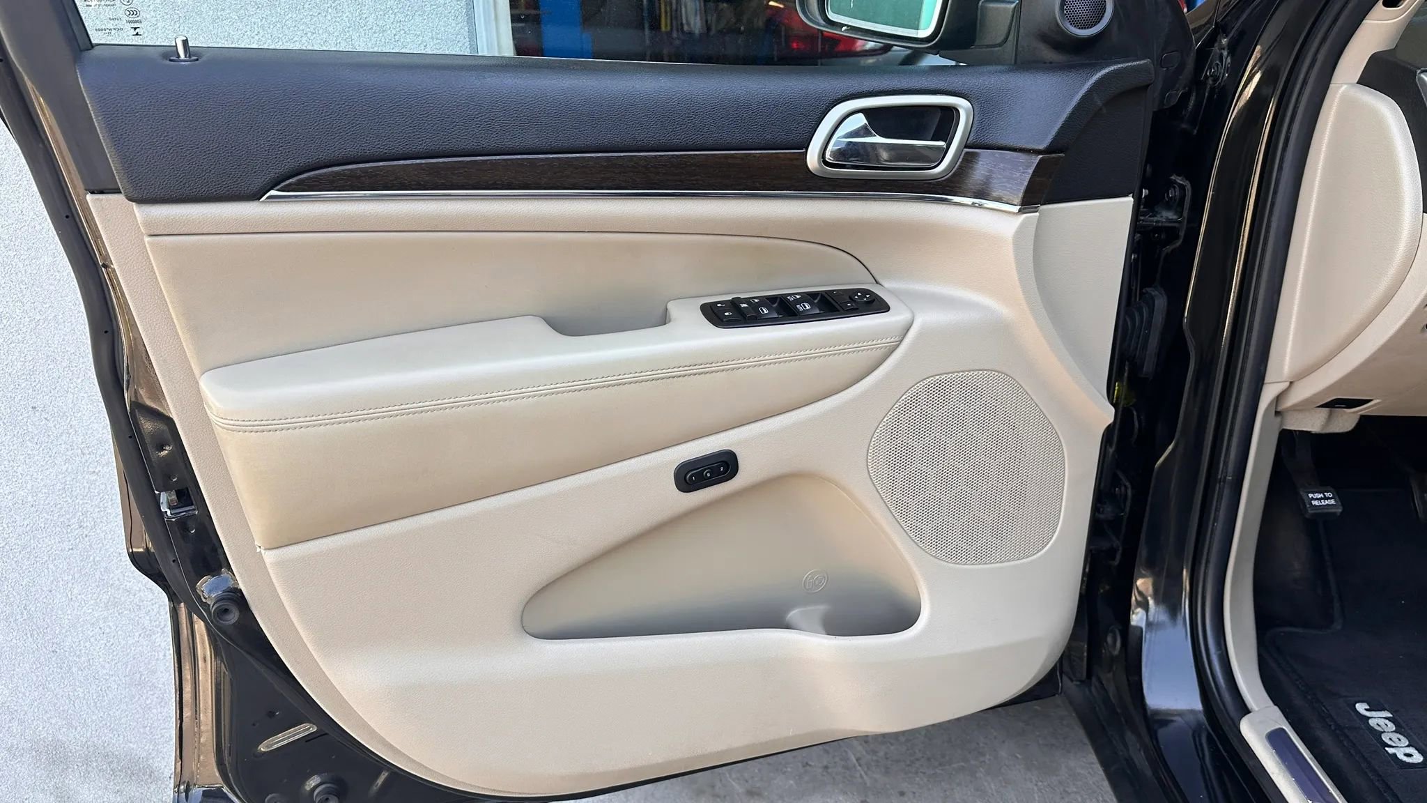 Used 2014 Jeep Grand Cherokee Limited image 11