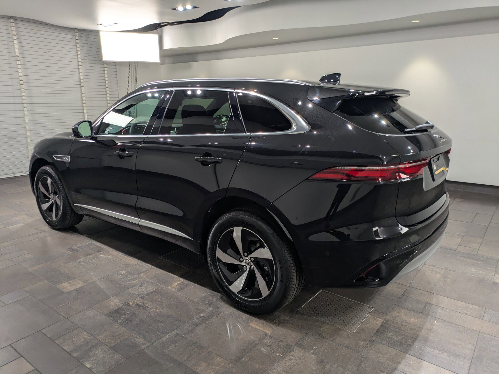 New 2026 Jaguar F-PACE R-Dynamic S image 4