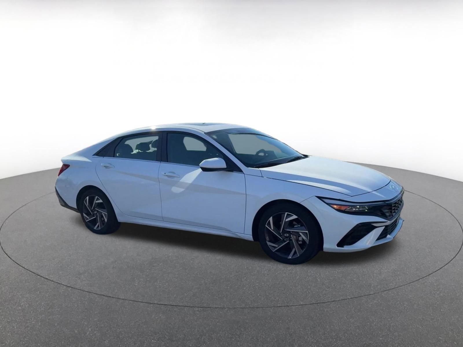 Used 2025 Hyundai Elantra SEL image 2