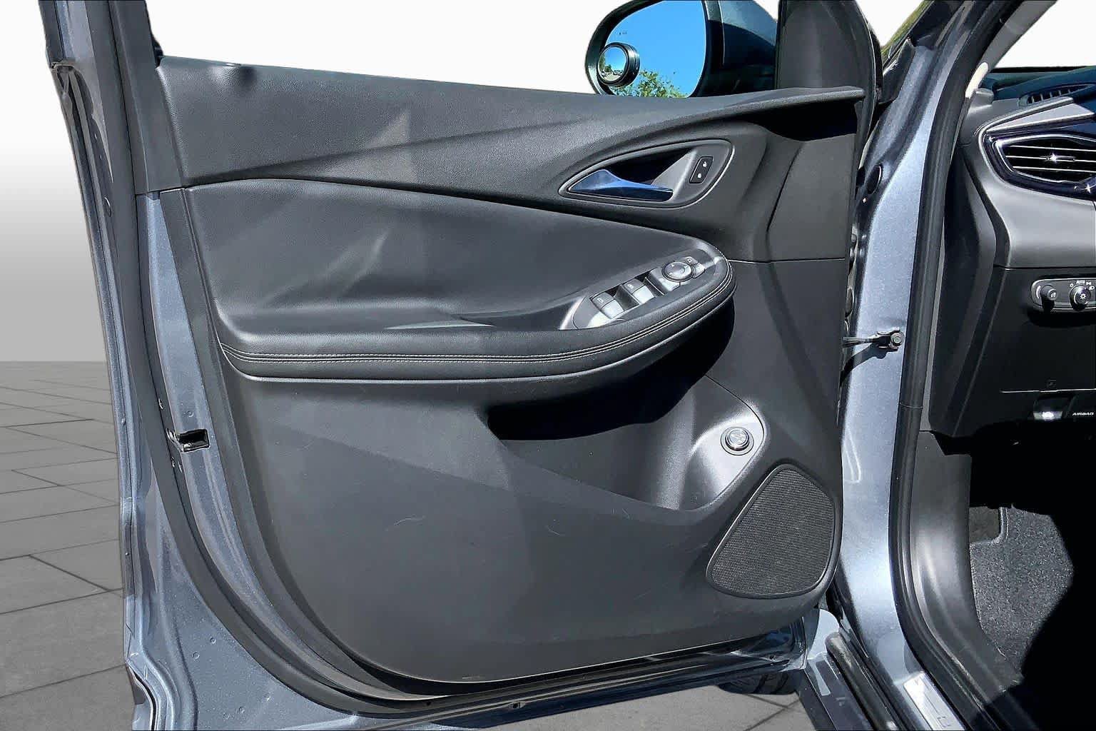 Used 2022 Buick Encore GX Select w/ Sport Touring Package FWD image 21