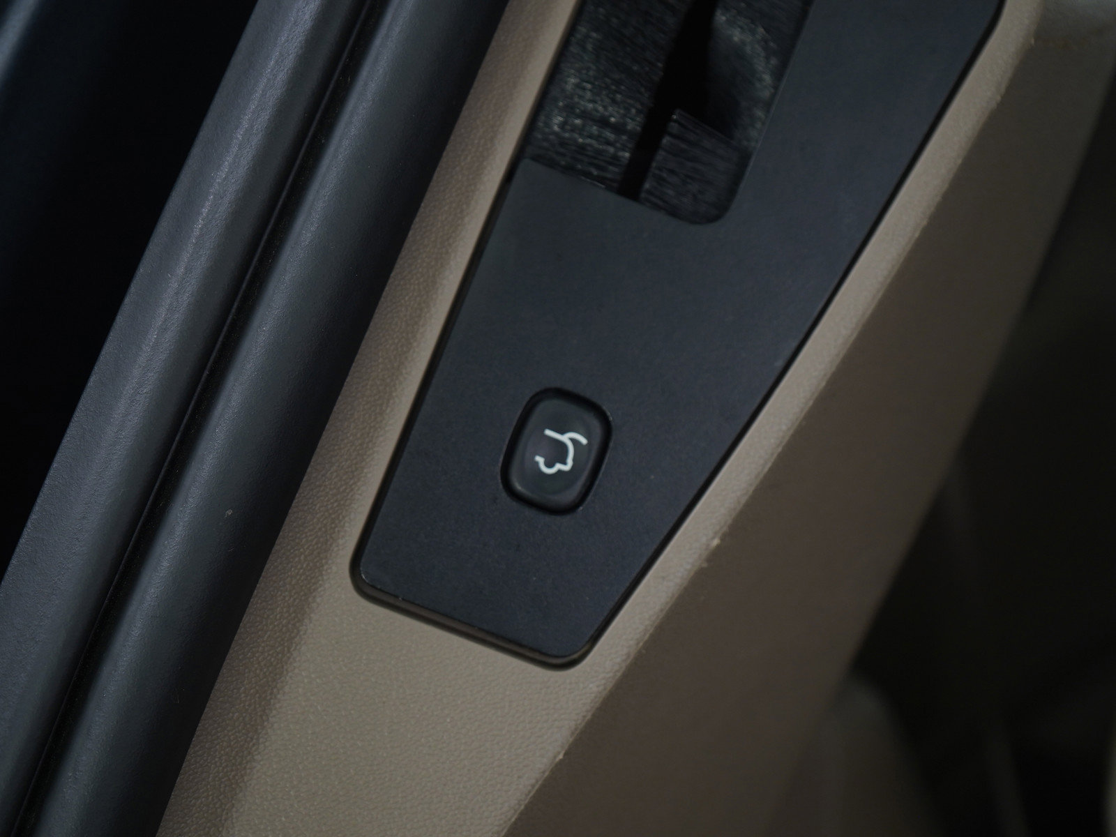 Used 2014 Chrysler Town & Country Touring FWD image 11