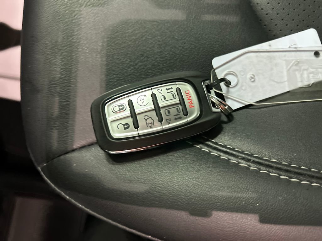 Used 2025 Chrysler Pacifica Select w/ Uconnect Theater Family Group image 22