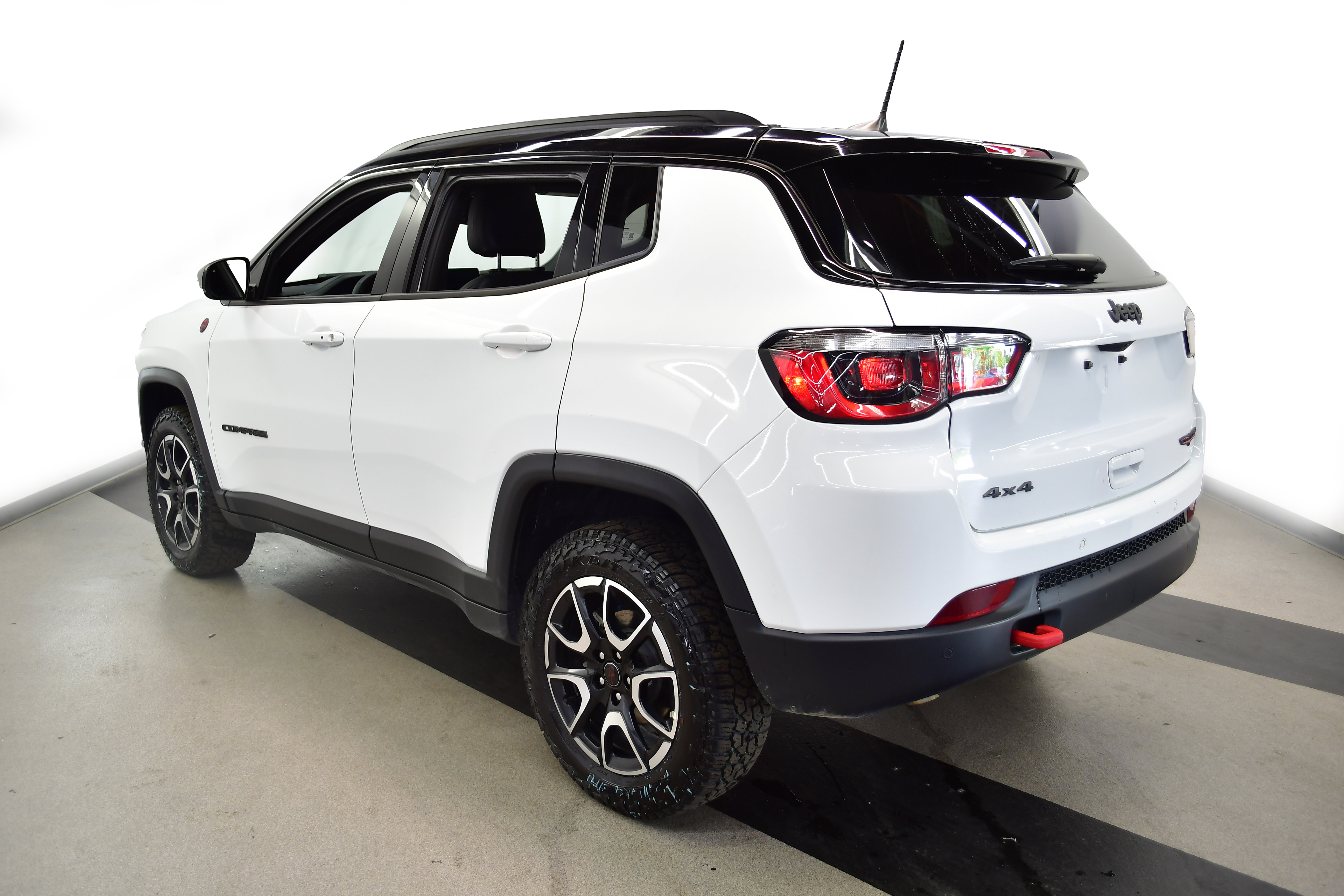 Used 2025 Jeep Compass Trailhawk AWD/4WD image 5