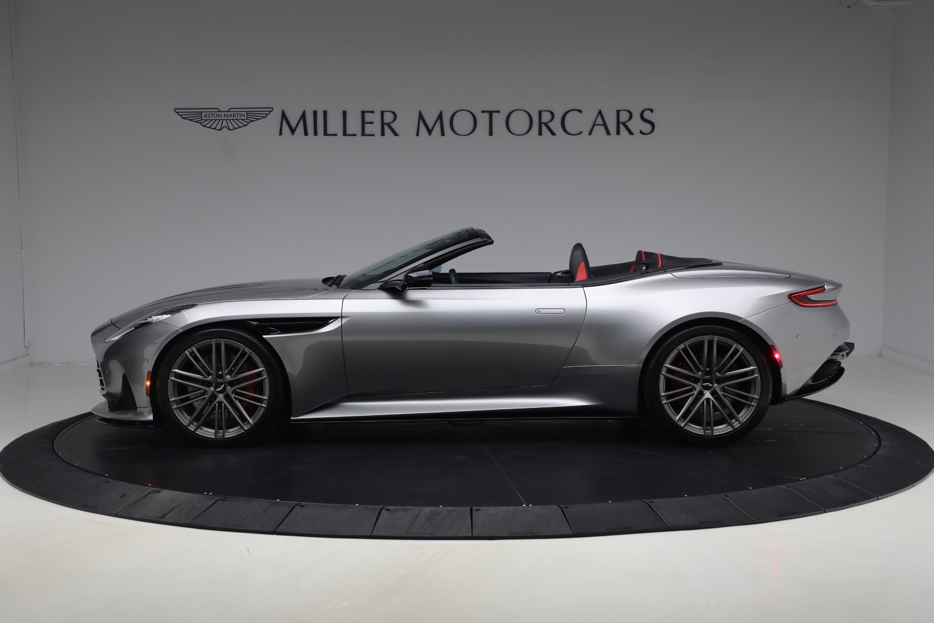 Used 2024 Aston Martin DB12 Convertible RWD image 3