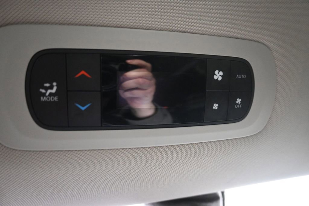 Used 2023 Chrysler Pacifica Touring-L FWD image 10