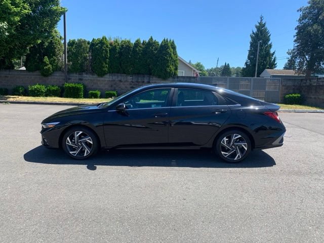 Certified 2025 Hyundai Elantra Limited FWD image 2