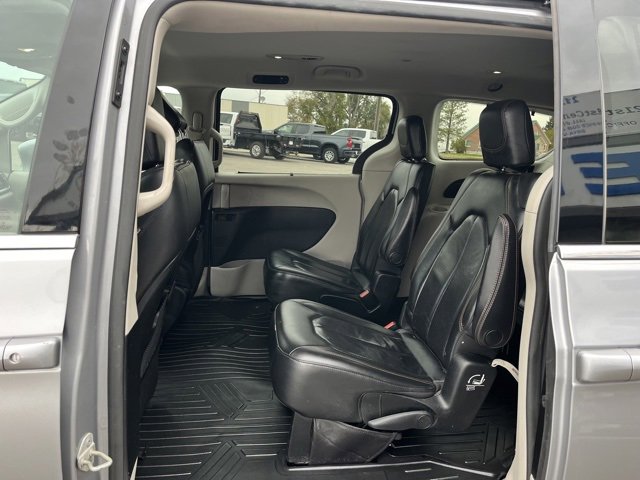 Used 2018 Chrysler Pacifica Touring-L image 33