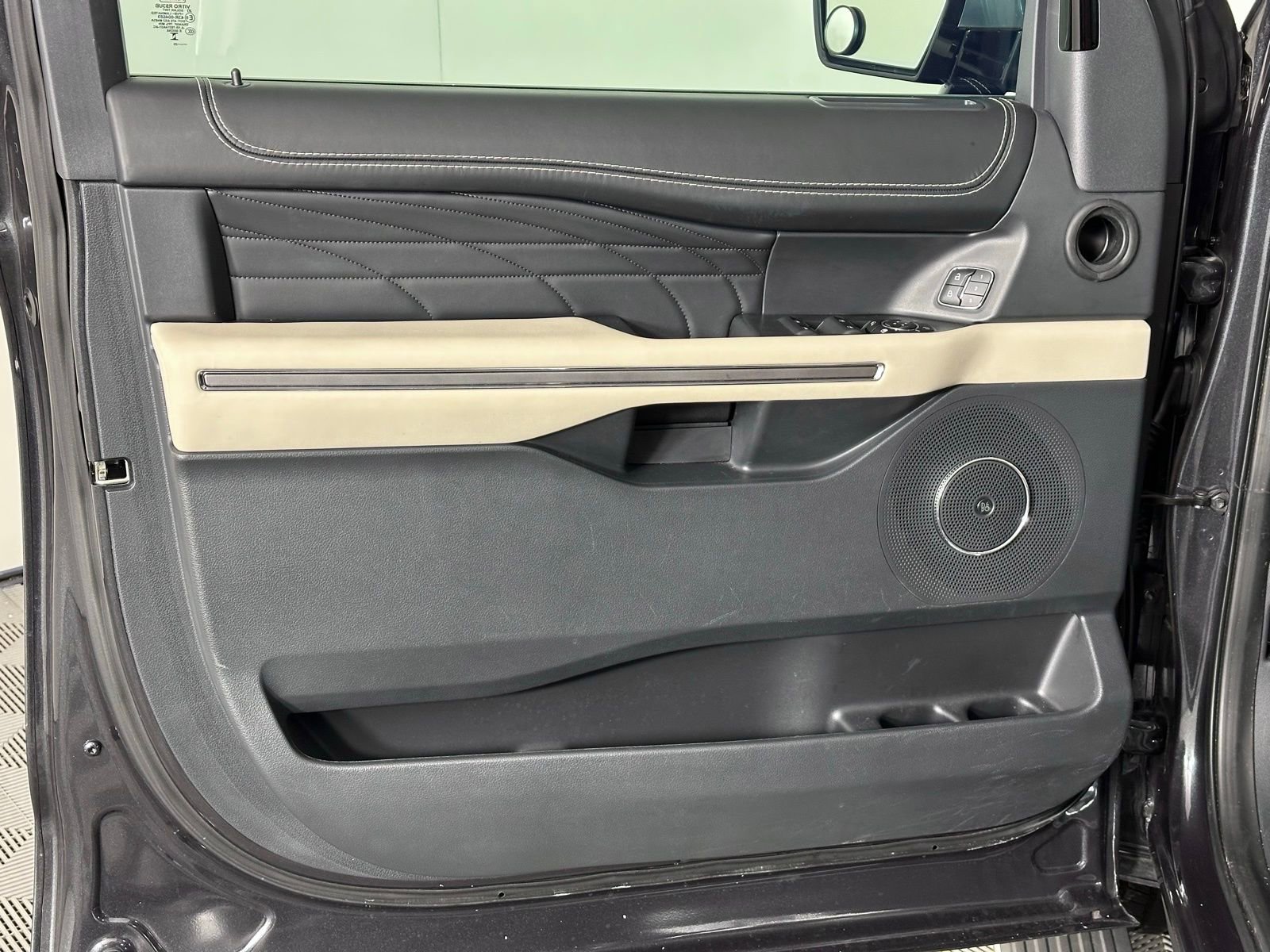 Used 2023 Ford Expedition Platinum image 44