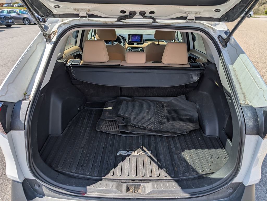 Used 2025 Toyota RAV4 XLE AWD/4WD image 14