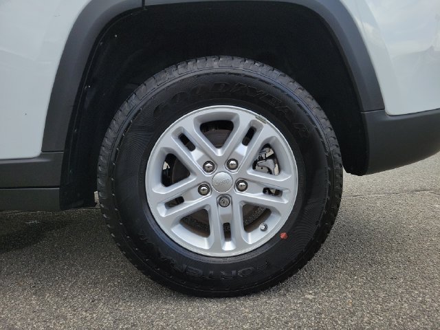 Certified 2025 Jeep Grand Cherokee Laredo AWD/4WD image 13