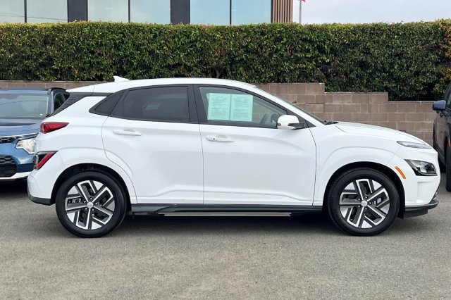 Used 2023 Hyundai Kona SE w/ Cargo Package FWD image 3
