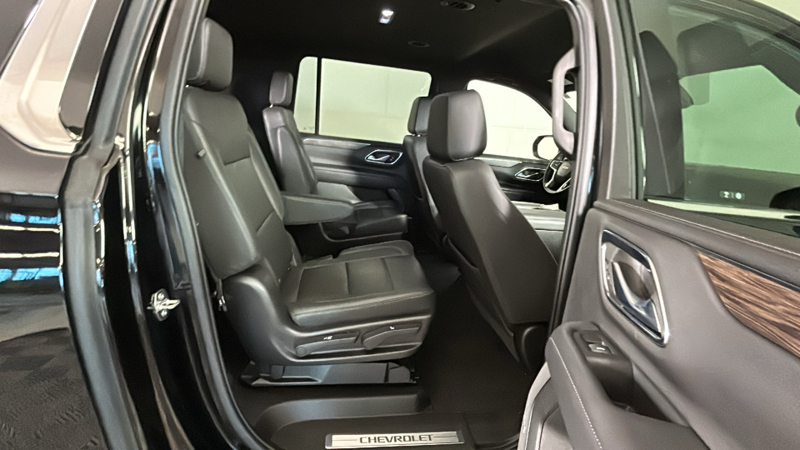 Used 2022 Chevrolet Suburban LT AWD/4WD image 35
