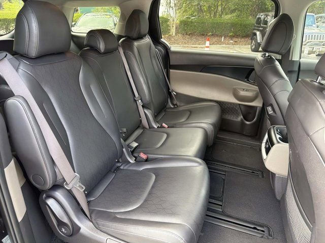Used 2025 Kia Carnival FWD image 18