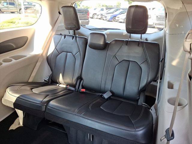 Certified 2023 Chrysler Pacifica Touring-L FWD image 10