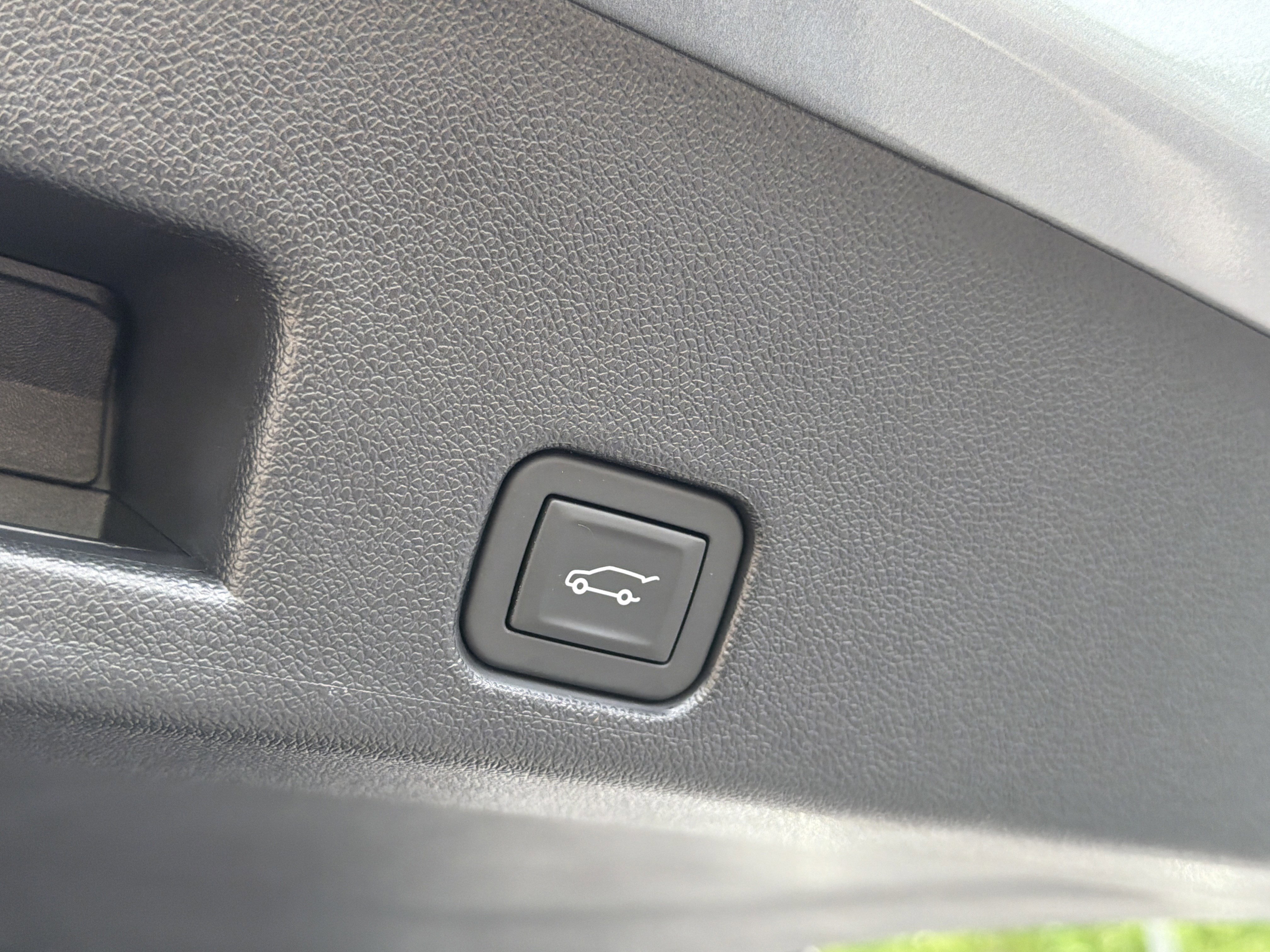 Used 2025 Chevrolet Traverse High Country w/ LPO, Floor Liner Package AWD/4WD image 19