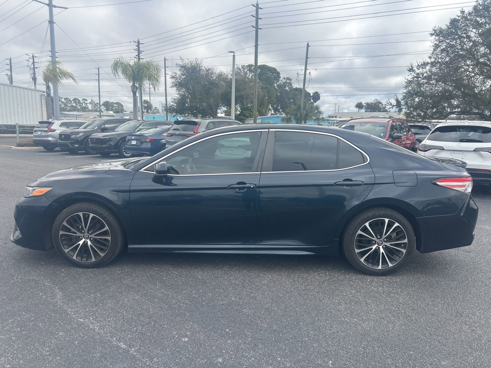 Used 2019 Toyota Camry SE image 4