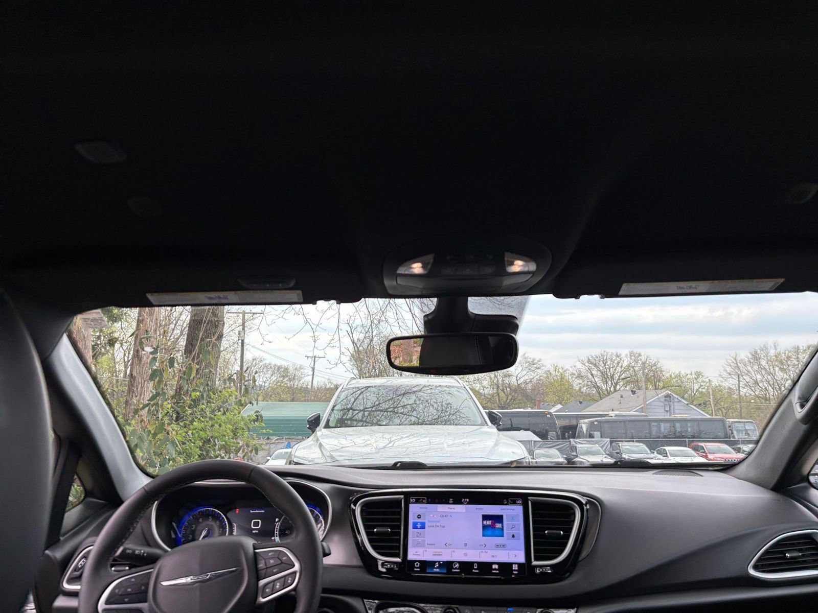 Used 2025 Chrysler Pacifica Select image 37