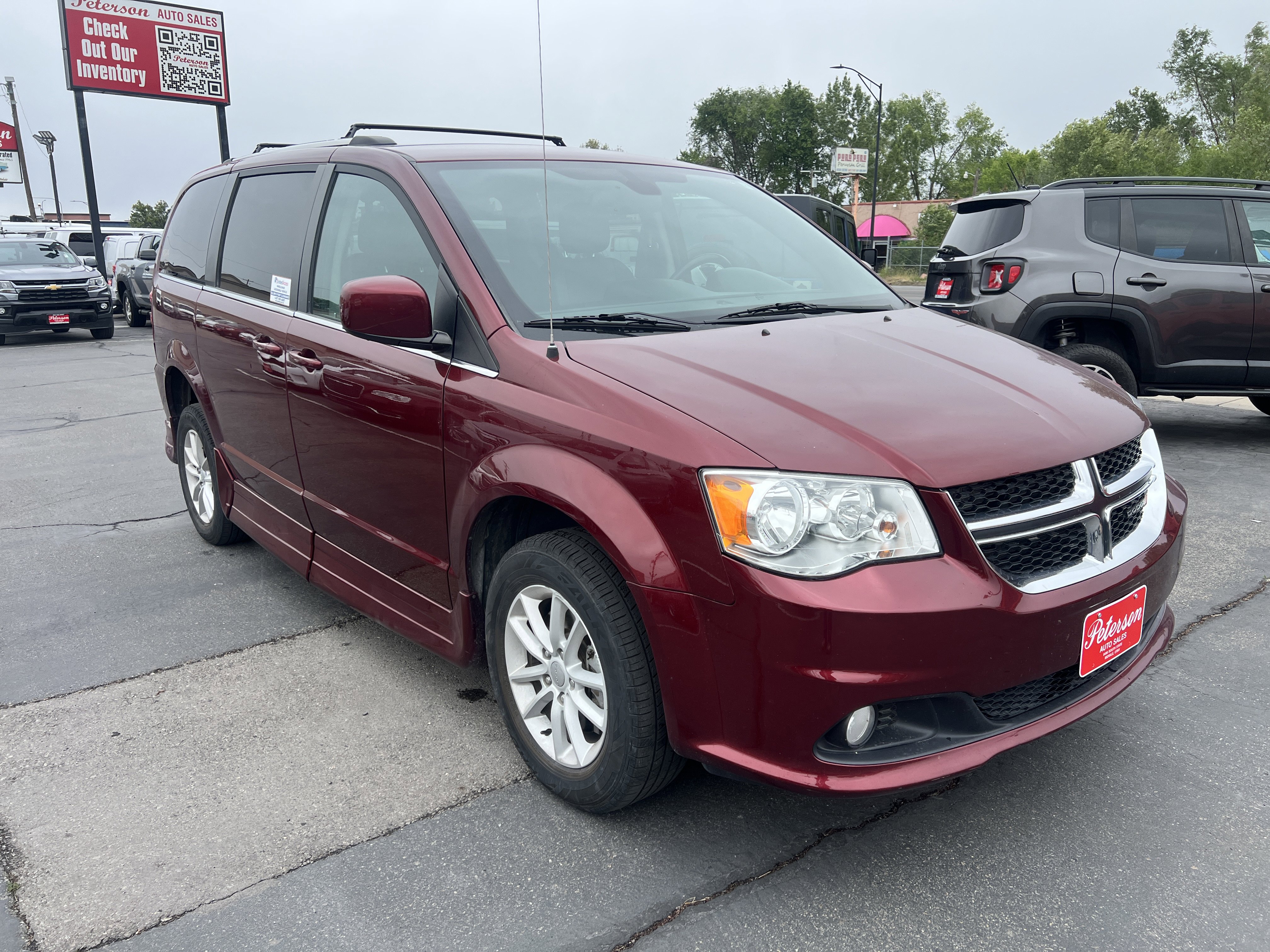 Used 2019 Dodge Grand Caravan SXT FWD image 2