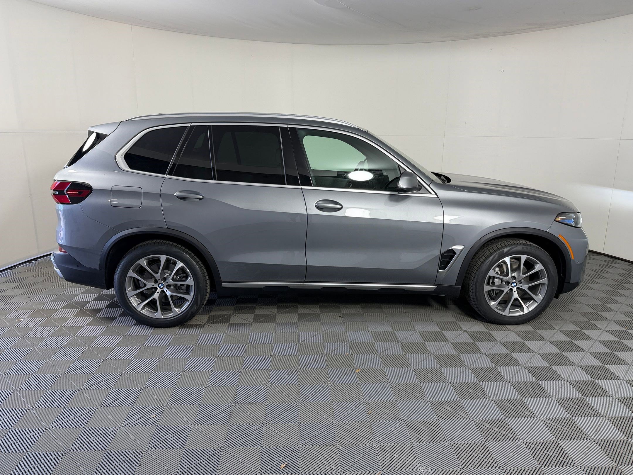 New 2026 BMW X5 xDrive40i w/ Climate Comfort Package AWD/4WD image 8