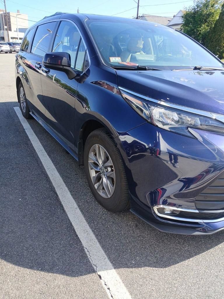 Used 2024 Toyota Sienna XLE w/ XLE Plus Package AWD/4WD image 6