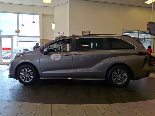 Used 2026 Toyota Sienna XLE image 4