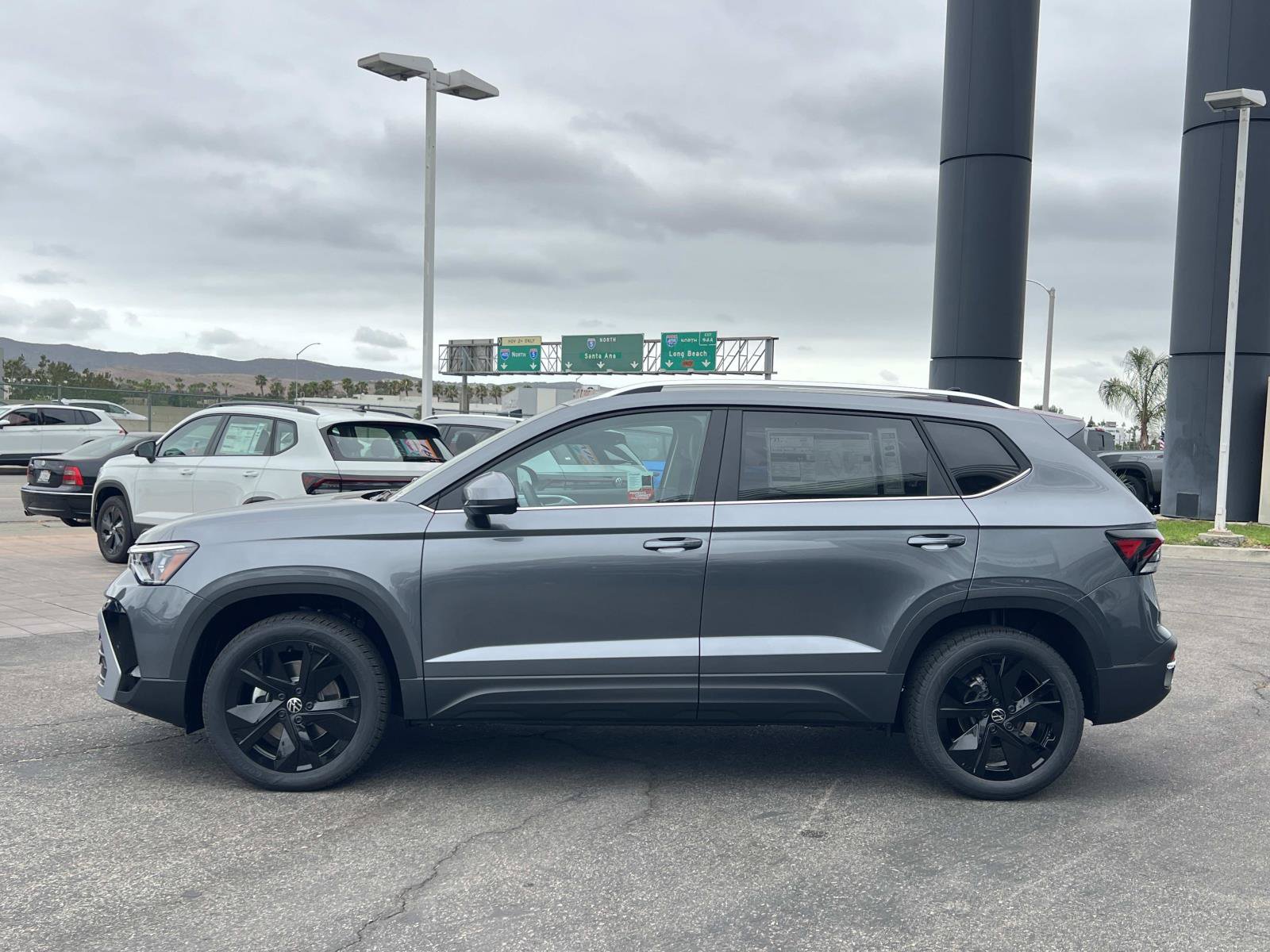New 2026 Volkswagen Taos SE FWD image 2