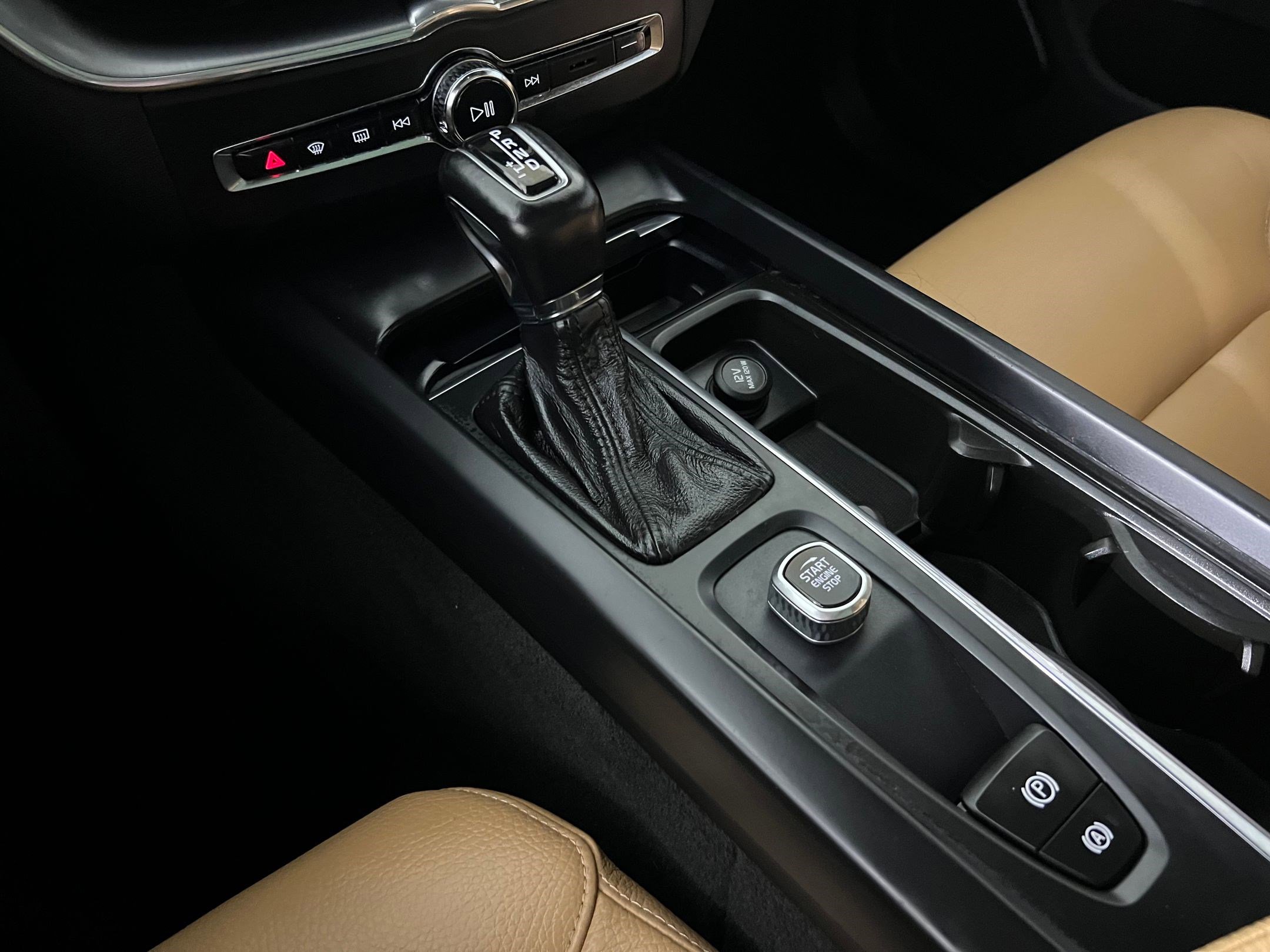 Used 2018 Volvo XC60 T5 Momentum w/ Vision Package image 17