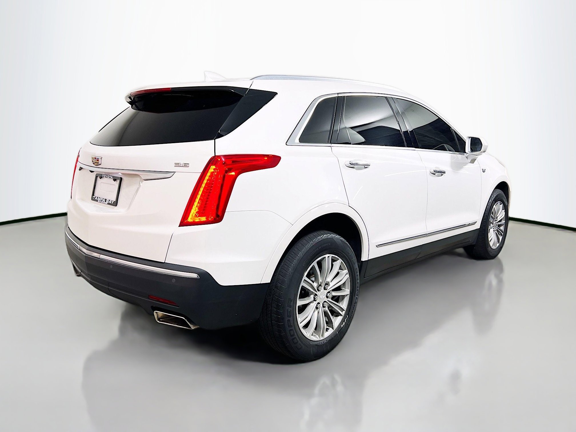 Used 2017 Cadillac XT5 Luxury w/ Driver Awareness Package AWD/4WD image 4