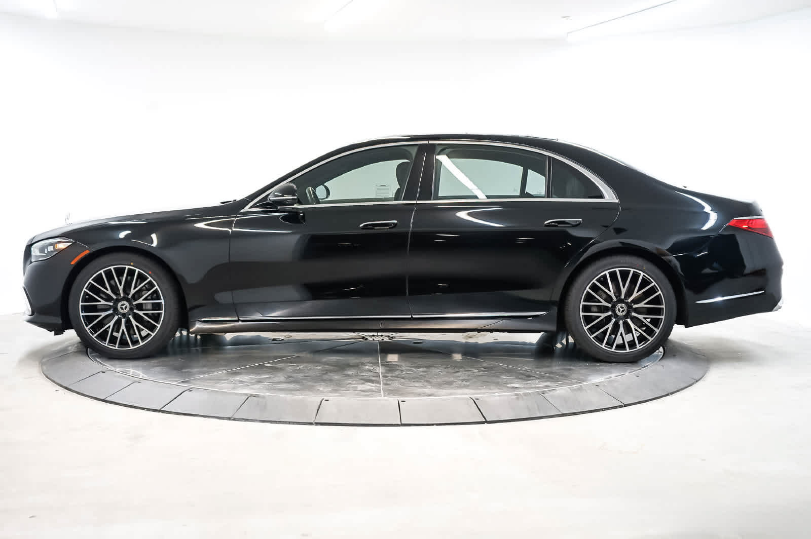 Used 2025 Mercedes-Benz S 580 4MATIC Sedan image 2