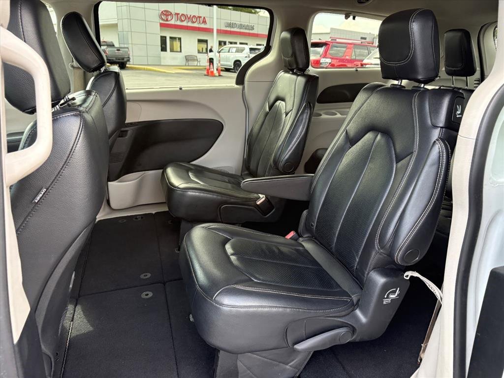 Used 2022 Chrysler Pacifica Touring-L image 9