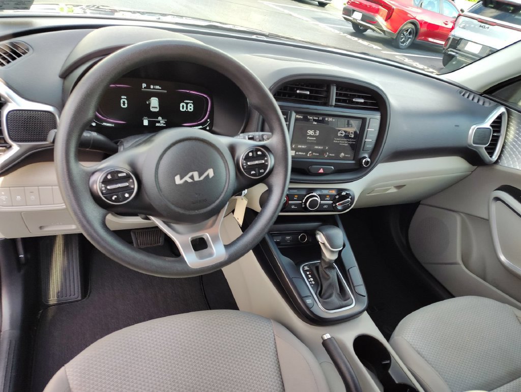 Certified 2023 Kia Soul LX w/ LX Technology Package FWD image 9