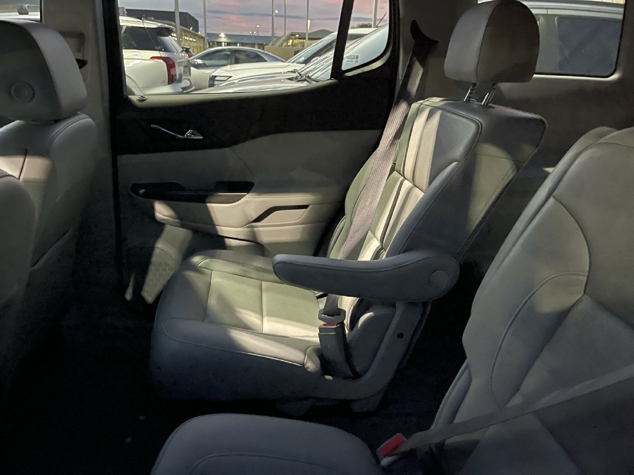 Used 2023 GMC Acadia SLT w/ Preferred Package FWD image 9
