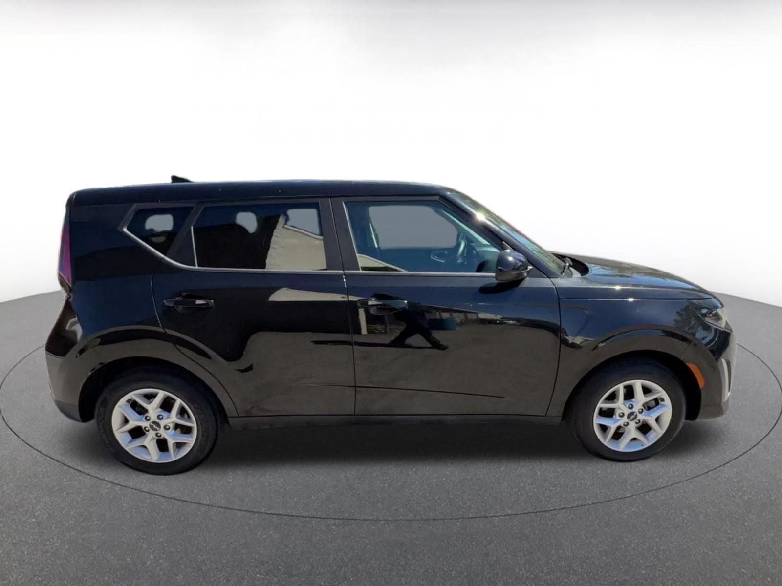 Used 2025 Kia Soul LX w/ LX Technology Package FWD image 15