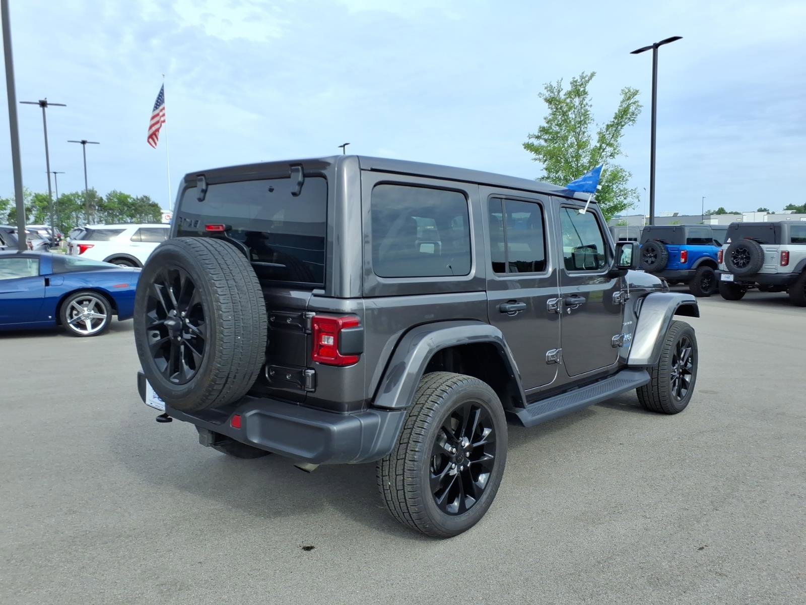Used 2021 Jeep Wrangler Unlimited Sahara w/ Cold Weather Group AWD/4WD image 3