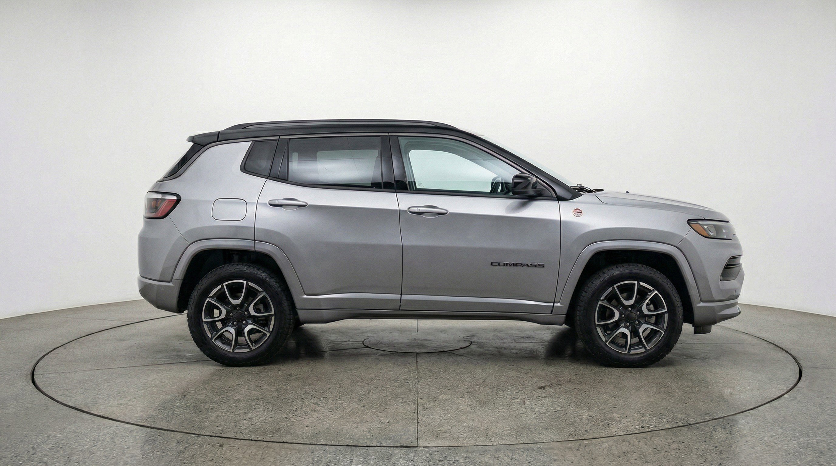 Used 2025 Jeep Compass Trailhawk w/ Trailer Tow Group AWD/4WD image 11