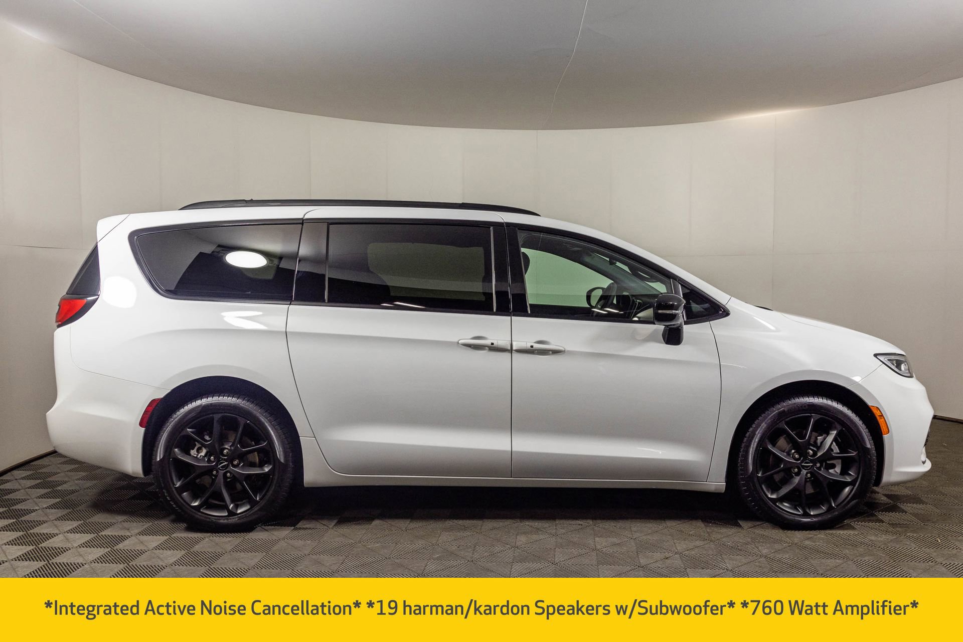 Used 2023 Chrysler Pacifica Limited w/ Uconnect Theater Family Group image 19