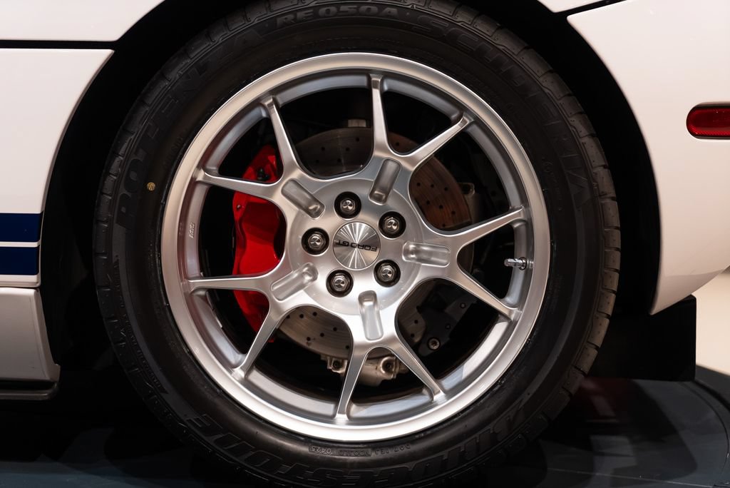 Used 2005 Ford GT RWD image 13