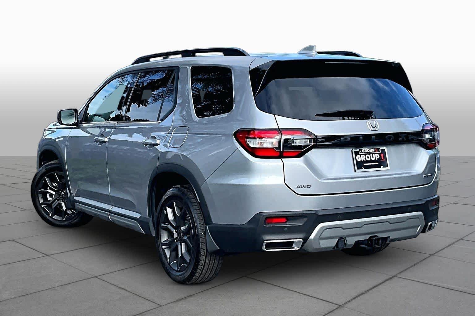 Used 2024 Honda Pilot Touring image 12