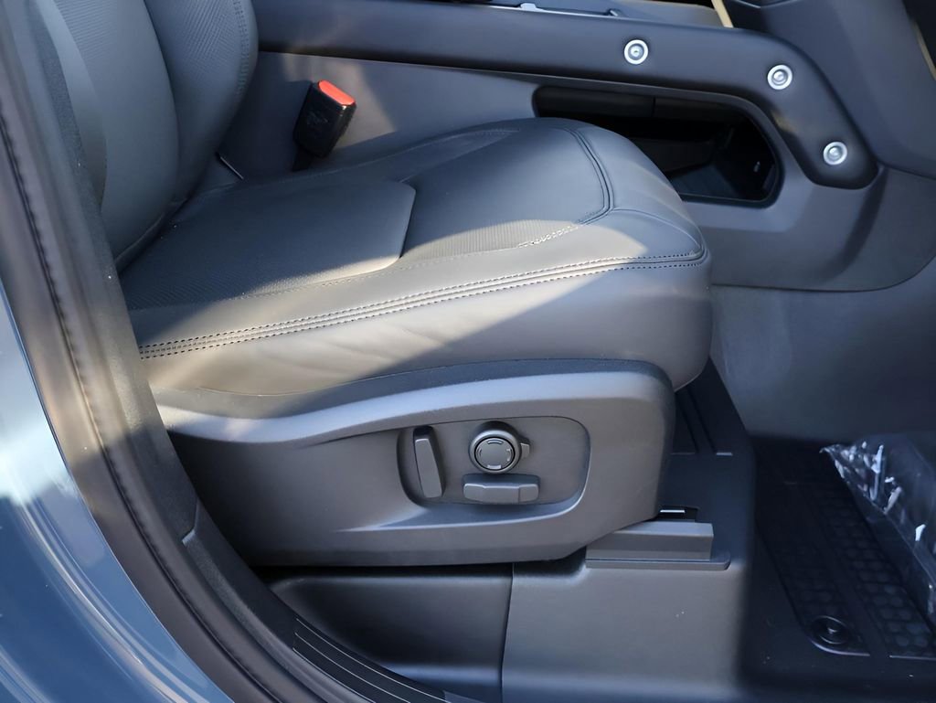 New 2026 Land Rover Defender 110 X-Dynamic SE image 10