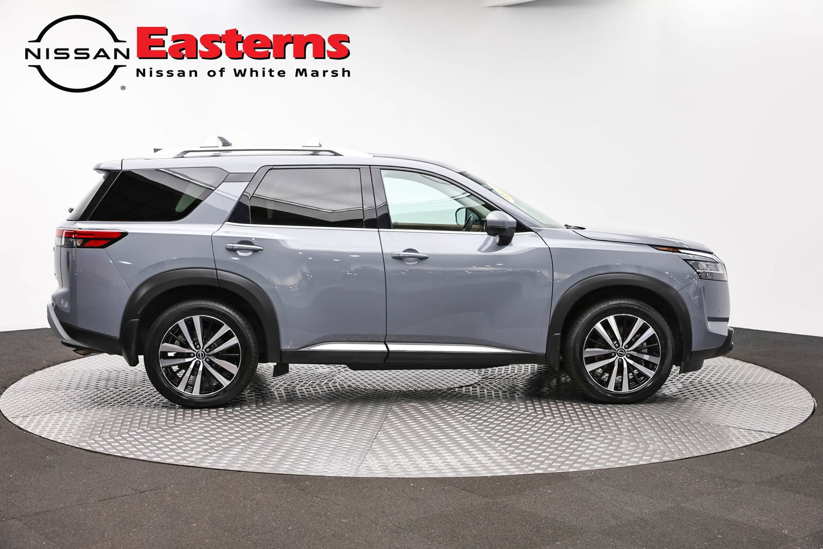 Used 2024 Nissan Pathfinder Platinum w/ Black Appearance Package AWD/4WD image 4